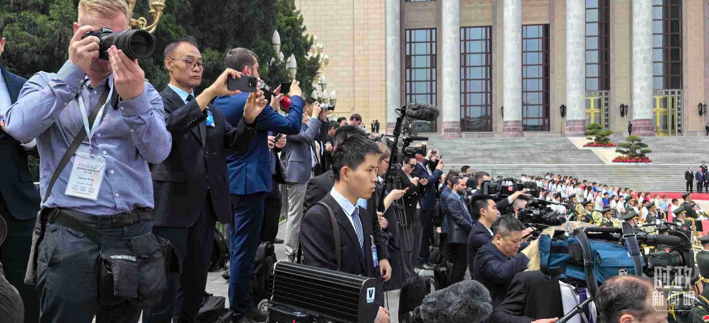 △當(dāng)天參與現(xiàn)場(chǎng)報(bào)道的中外記者。（總臺(tái)央視記者楊波、王子杭拍攝）