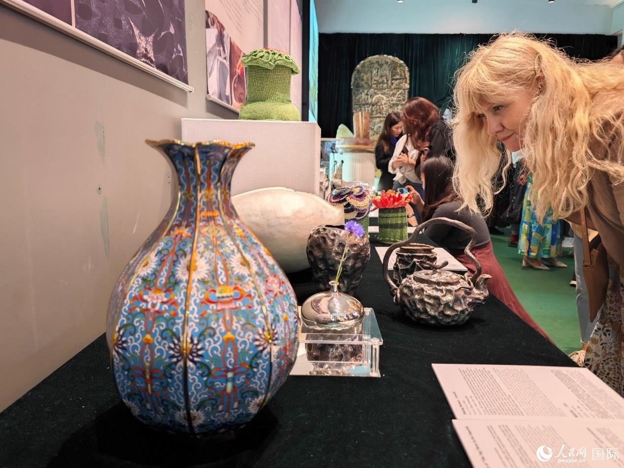英國(guó)觀眾被中國(guó)手工藝制品所吸引。邢雪攝