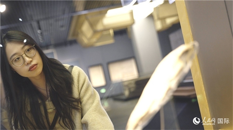 尹怡然在殷墟博物館新館參觀。人民網(wǎng)記者 劉寧攝