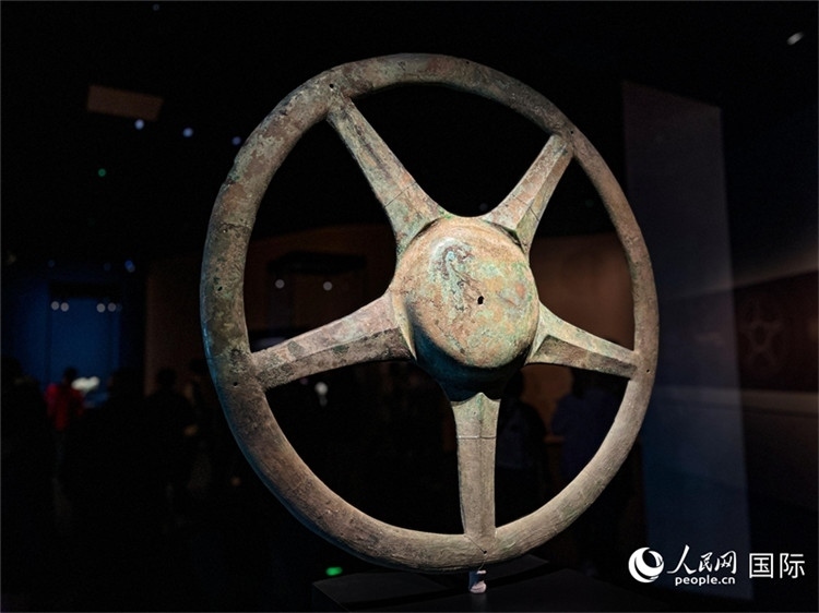 三星堆博物館中展出的太陽輪。人民網(wǎng)記者 羨江楠攝