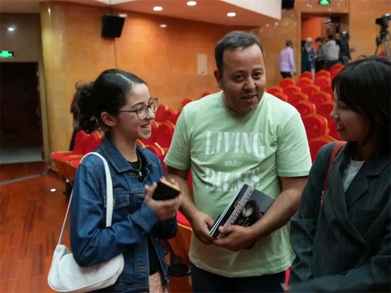 阿爾及利亞市民拉納·艾薩尼和她父親現(xiàn)場(chǎng)聆聽(tīng)中阿交響樂(lè)演出 。蘇州交響樂(lè)團(tuán)供圖