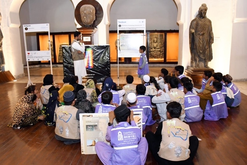 志愿者在博物館給孩子們開展互動講解?！瓣恿_守護人”供圖