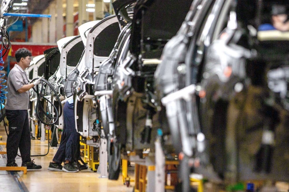 2023年9月7日，在位于泰國(guó)春武里府的上汽正大公司汽車工廠，工人在生產(chǎn)車間內(nèi)工作。新華社記者 王騰 攝