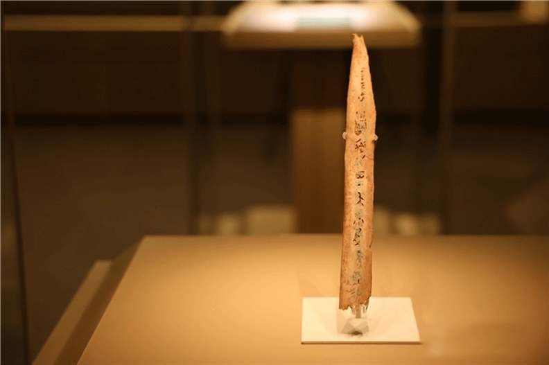 △殷墟博物館新館中展有我國(guó)博物館現(xiàn)存唯一一件文字鑲嵌綠松石甲骨。