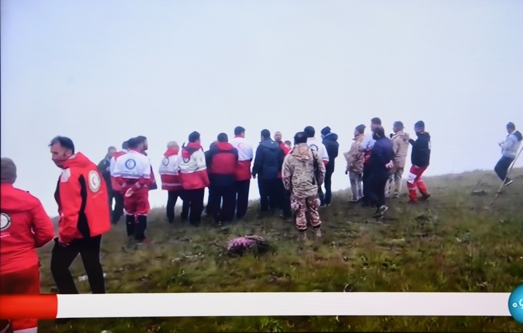 據(jù)伊朗邁赫爾通訊社5月20日報道，伊朗總統(tǒng)萊希在直升機事故中遇難。這是5月20日拍攝的伊朗國家電視臺播放的救援人員抵達事故現(xiàn)場的畫面。 新華社記者 沙達提 攝