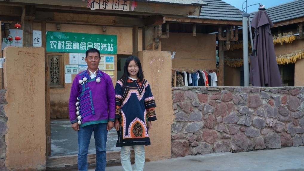 吉好有果和父親吉好也求在三河村新家合影。新華社記者 尹恒 攝