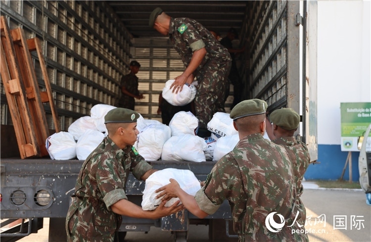 里約加利昂空軍基地，軍人在將捐贈(zèng)物資裝車。人民網(wǎng)記者 時(shí)元皓攝
