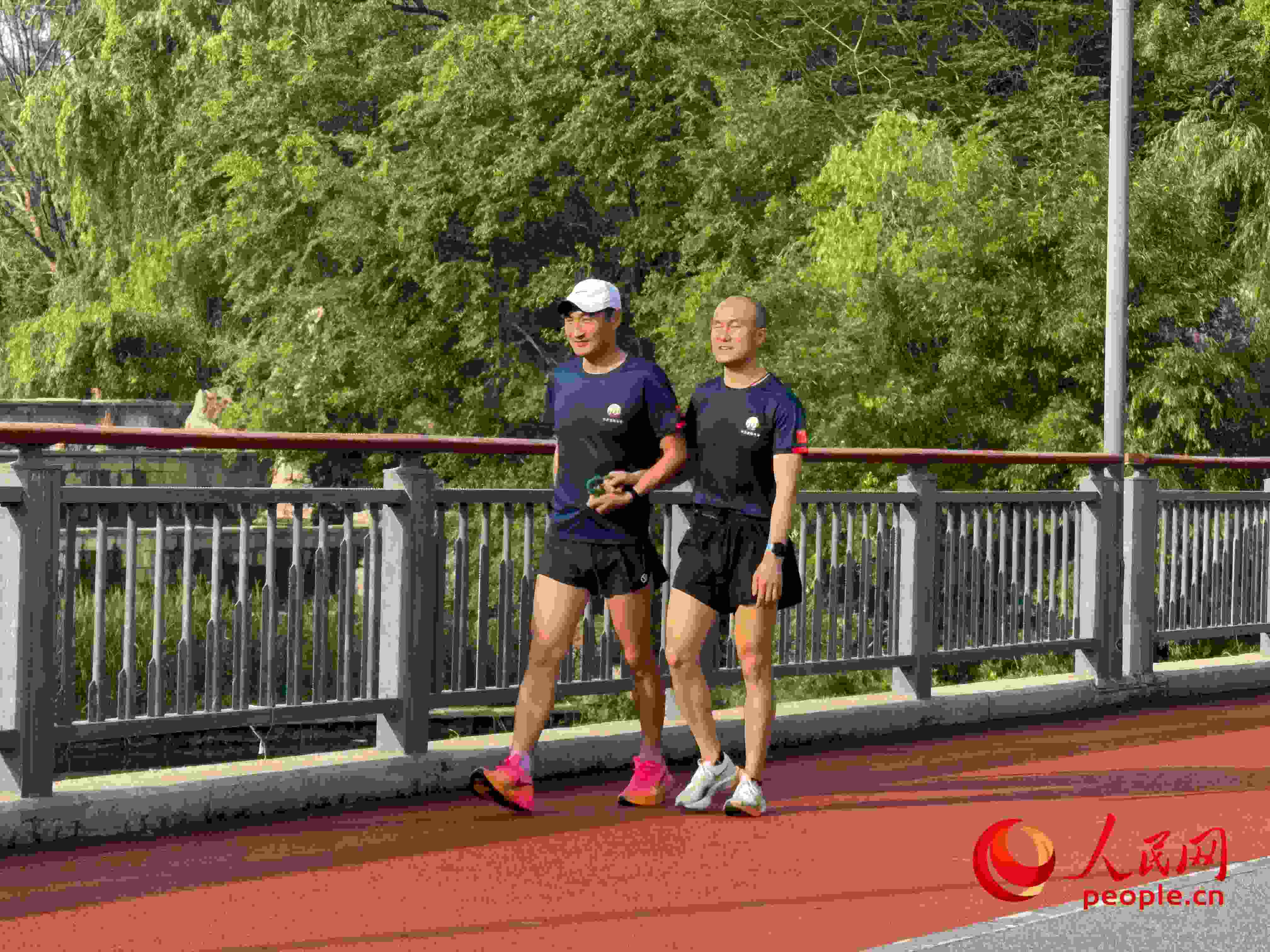 李玉寶和何亞君跑步后進行調(diào)整。人民網(wǎng) 周靜圓攝