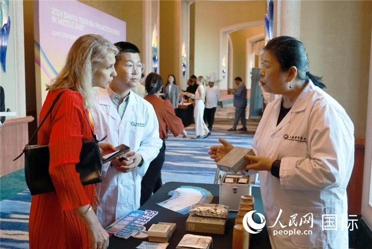 三亞市中醫(yī)院代表向來(lái)賓介紹中醫(yī)。人民網(wǎng)記者管克江攝