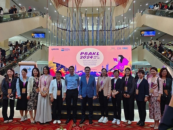 5月24日，在吉隆坡國際書展期間舉辦的中馬贈(zèng)書儀式。中國圖書進(jìn)出口（集團(tuán)）有限公司供圖