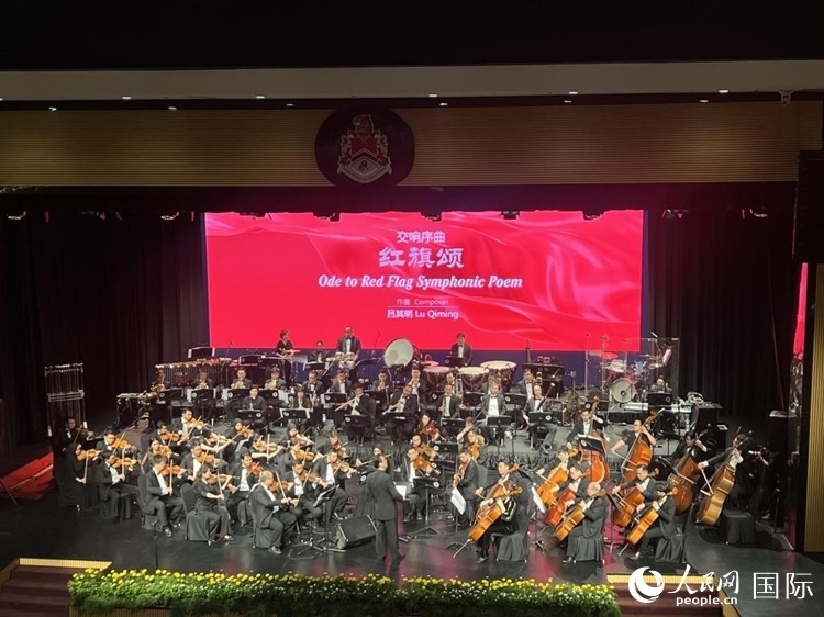 聯(lián)合音樂(lè)會(huì)現(xiàn)場(chǎng)演奏交響序曲《紅旗頌》。人民網(wǎng)記者 張矜若攝