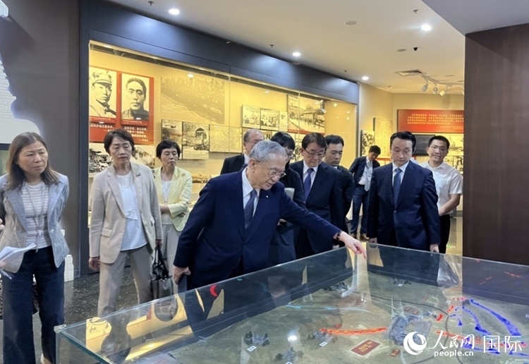 創(chuàng)價學會會長原田稔（中）與青年代表團成員訪問中國人民抗日戰(zhàn)爭紀念館。人民網記者 陳思攝