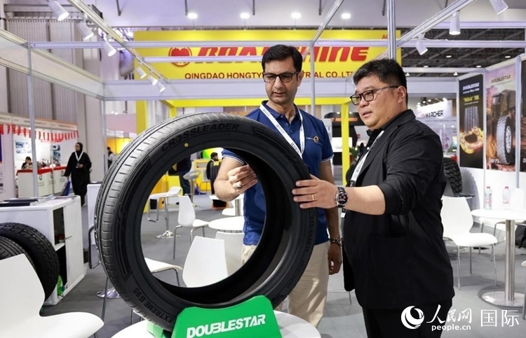 工作人員向客戶展示雙星電動(dòng)汽車輪胎。和傳統(tǒng)汽車輪胎相比，電動(dòng)汽車輪胎具有更高承載能力、更加靜音舒適、更好極速抓地、更低滾動(dòng)阻力等特點(diǎn)。人民網(wǎng)記者 管克江攝