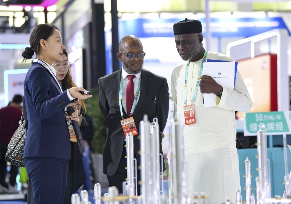 2023年9月22日，嘉賓在第六屆中阿博覽會(huì)上了解清潔能源項(xiàng)目。新華社記者 馮開華 攝