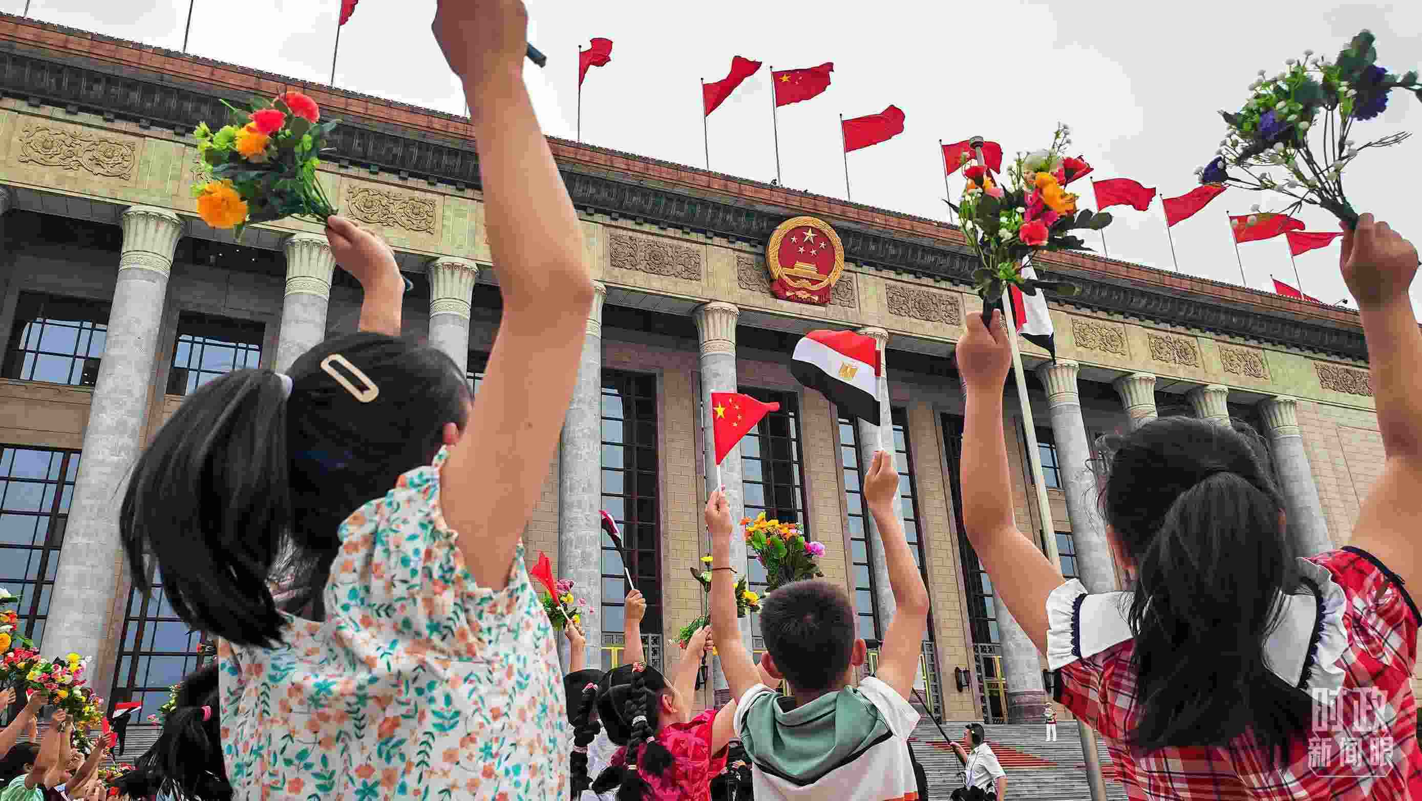 △5月29日下午，習(xí)近平主席舉行儀式歡迎埃及總統(tǒng)塞西訪華。圖為歡迎儀式現(xiàn)場的少年兒童。（總臺(tái)央視記者劉琦拍攝）