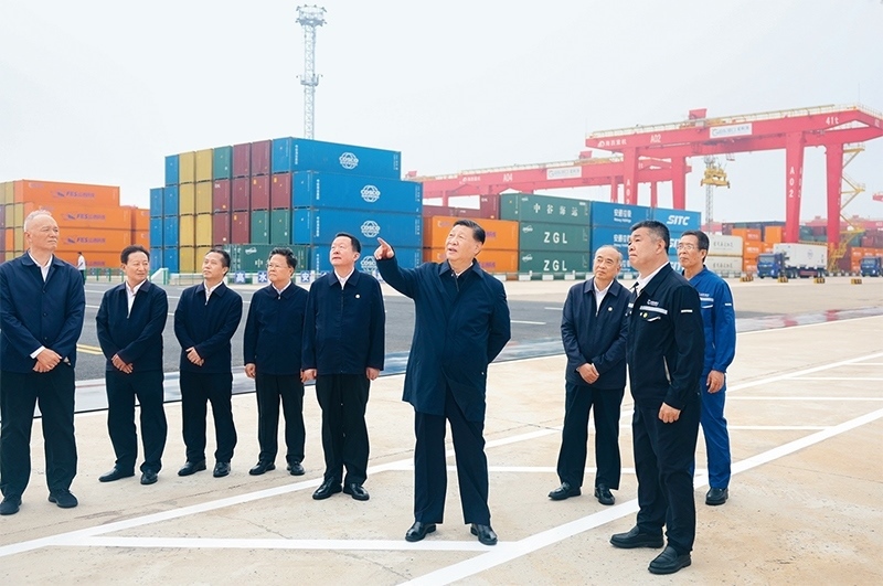 2024年5月22日至24日，中共中央總書記、國家主席、中央軍委主席習(xí)近平在山東考察。這是22日下午，習(xí)近平在日照港察看全自動化集裝箱碼頭作業(yè)場景。 新華社記者 鞠鵬/攝