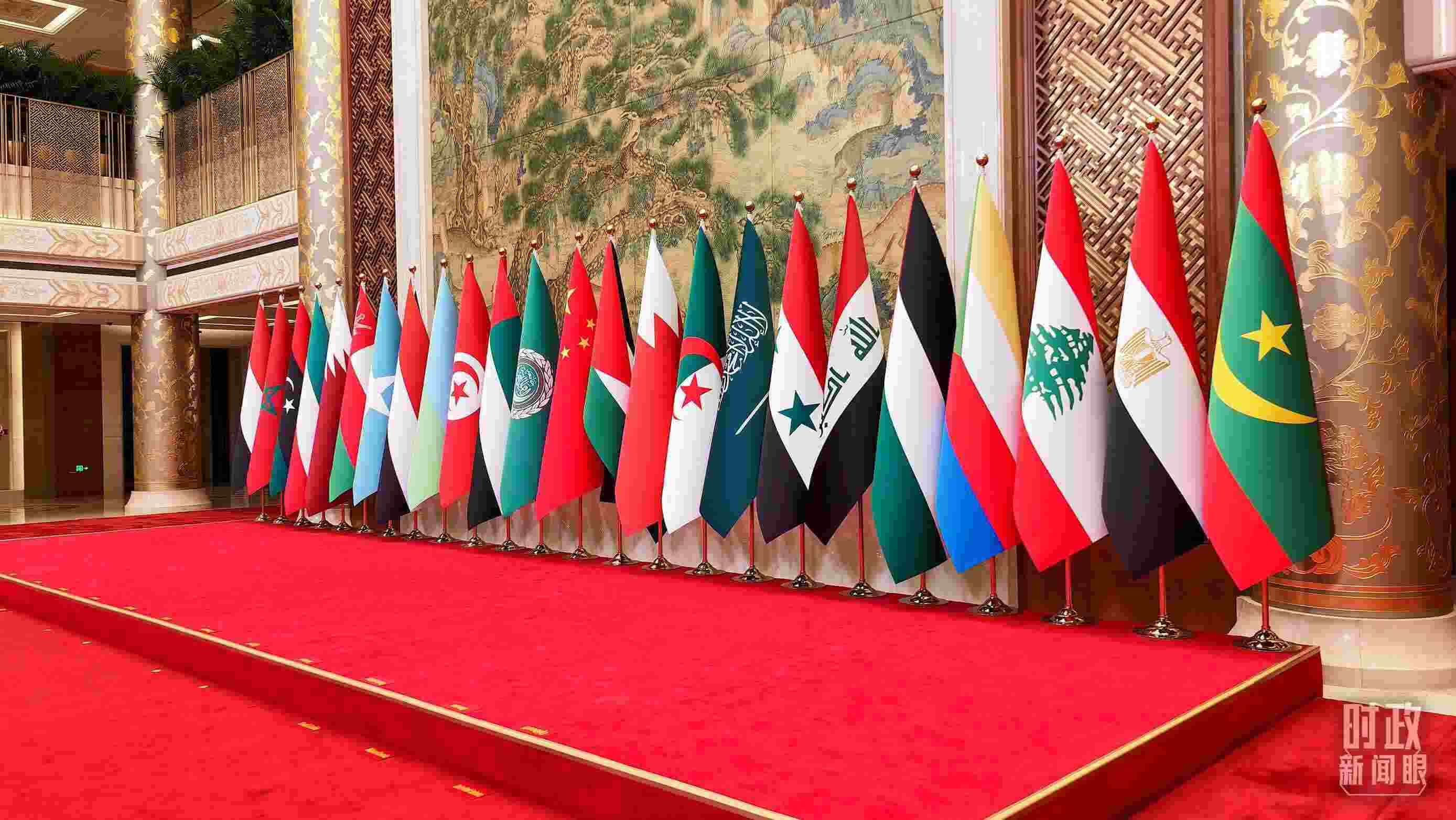 △會(huì)議現(xiàn)場的旗陣。（總臺(tái)央廣記者馬喆拍攝）