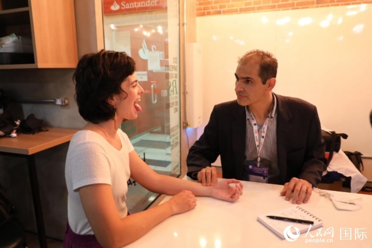 在巴西米納斯吉拉斯州首府貝洛奧里藏特開辦診所的中醫(yī)師保羅·貢扎爾韋斯，正在把脈并觀察舌苔。人民網(wǎng)記者 陳一鳴攝