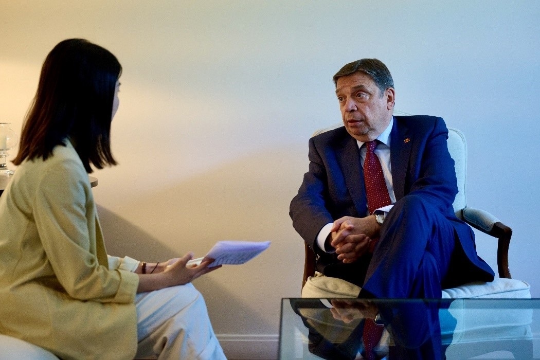 西班牙農(nóng)業(yè)、漁業(yè)和食品大臣普拉納斯接受人民網(wǎng)專訪。西班牙駐華大使館供圖