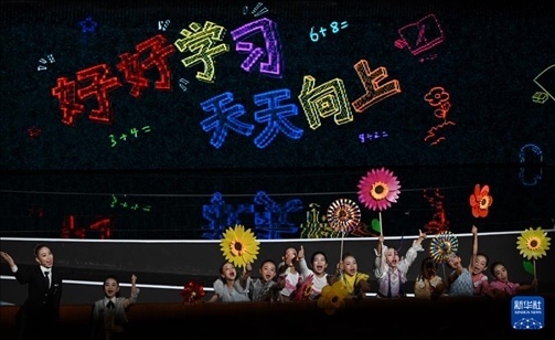 6月1日，演員在“我和祖國一起成長”主題演出活動中表演。新華社記者 金良快 攝