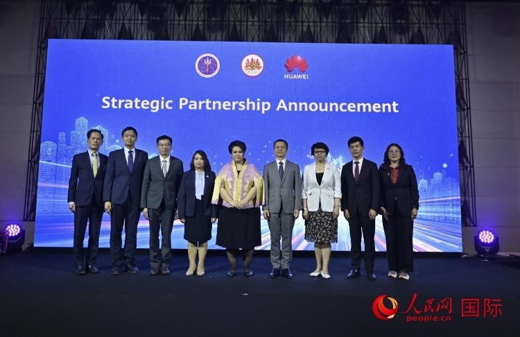 數(shù)字人才峰會(huì)現(xiàn)場(chǎng)。左五為泰國(guó)高等教育、科學(xué)、研究和創(chuàng)新部長(zhǎng)素巴瑪·伊沙拉帕迪，右三中國(guó)駐泰國(guó)大使館教育參贊許蘭，右四為華為泰國(guó)技術(shù)有限公司總經(jīng)理李雄偉。人民網(wǎng)記者 簡(jiǎn)承淵攝