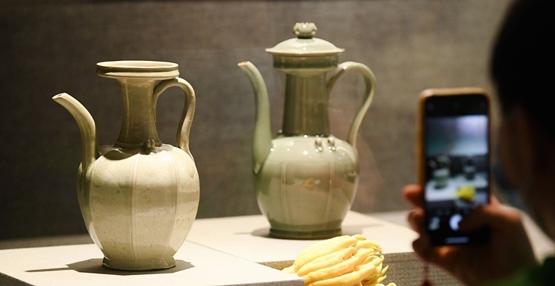 2021年9月14日，浙江省博物館，觀眾在拍攝北宋龍泉窯執(zhí)壺（左）和龍泉青瓷藝人劉杰制作的執(zhí)壺。