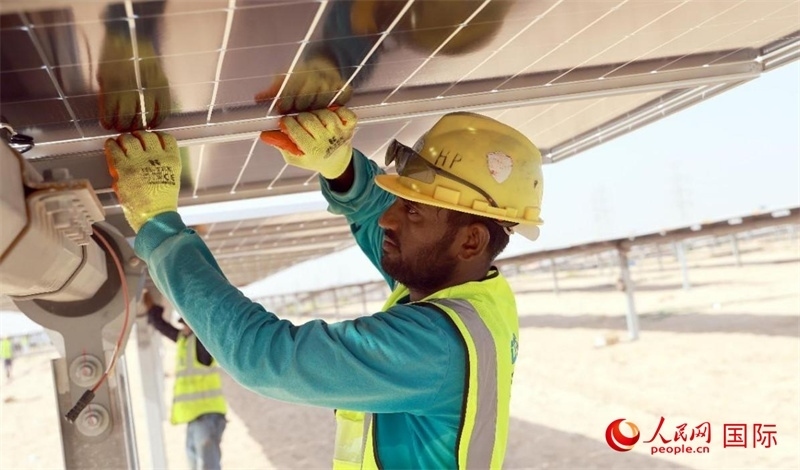 工人正在安裝光伏面板。人民網(wǎng)記者 管克江攝