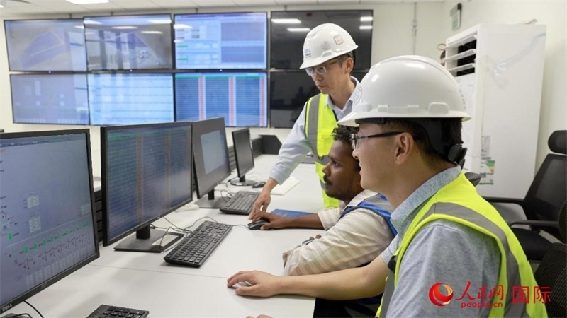 工作人員進(jìn)行倒送電準(zhǔn)備。人民網(wǎng)記者 管克江攝