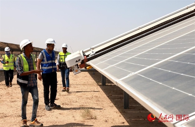 工作人員在測試自動清掃機器人。人民網(wǎng)記者管克江攝