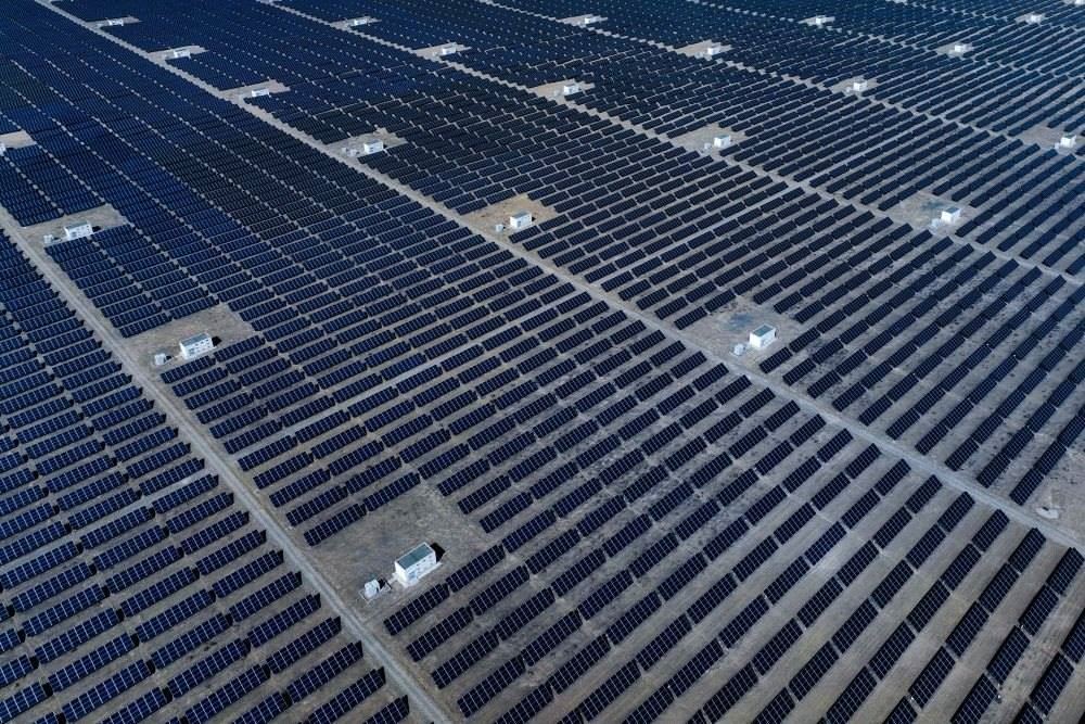 這是2024年4月15日在青海省海南藏族自治州共和縣塔拉灘綠色產(chǎn)業(yè)發(fā)展園區(qū)拍攝的光伏電站。新華社記者 張龍 攝