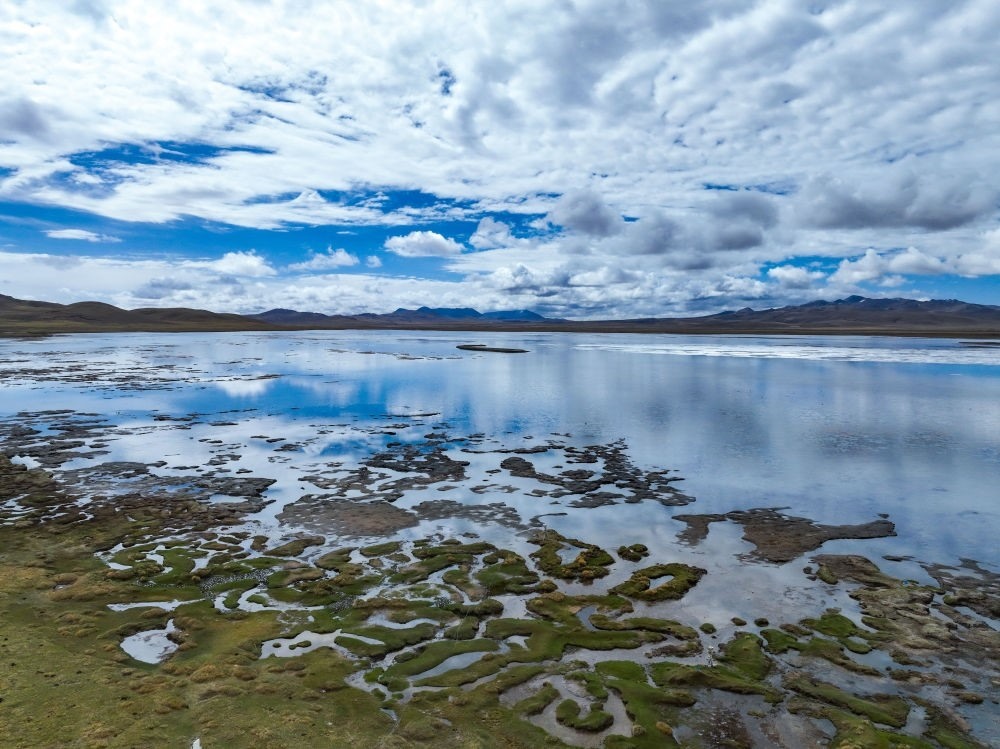 這是2024年5月26日在長江源頭地區(qū)拍攝的班德湖一角（無人機照片）。新華社記者 張龍 攝
