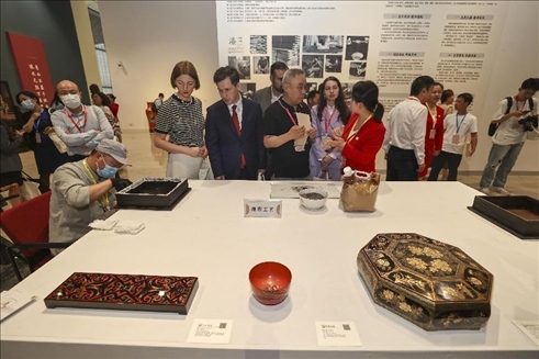 2023年5月28日，北京，推光漆器匠人為駐華使節(jié)展示技藝。