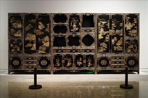 2023年7月9日，北京，中國(guó)工藝美術(shù)館·中國(guó)非物質(zhì)文化遺產(chǎn)館，“山西特色專(zhuān)業(yè)鎮(zhèn)·平遙非遺雙寶中華行”展覽展出的推光漆器作品。