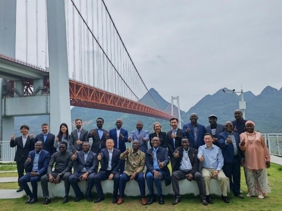 使節(jié)團(tuán)與壩陵河大橋合影。新華社記者 吳思 攝