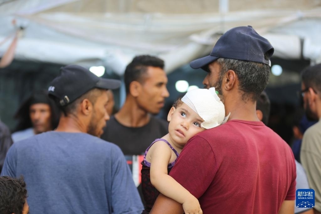 這是6月8日在加沙地帶中部努賽賴特難民營(yíng)拍攝的傷員。新華社發(fā)（馬爾萬(wàn)·達(dá)烏德攝）