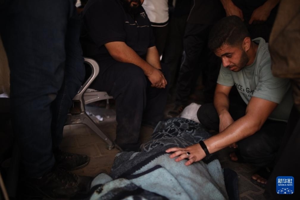 這是6月8日在加沙地帶中部努賽賴特難民營(yíng)拍攝的以軍襲擊受害者。新華社發(fā)（馬爾萬(wàn)·達(dá)烏德攝）