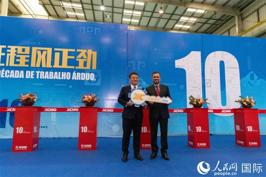 儀式上，徐工巴西制造總經(jīng)理李寒光將第23456臺產(chǎn)品鑰匙交付給客戶巴西Simak公司首席執(zhí)行官安德森·阿布魯手中。 人民日報社拉美中心分社 威廉·科埃略·維亞納攝