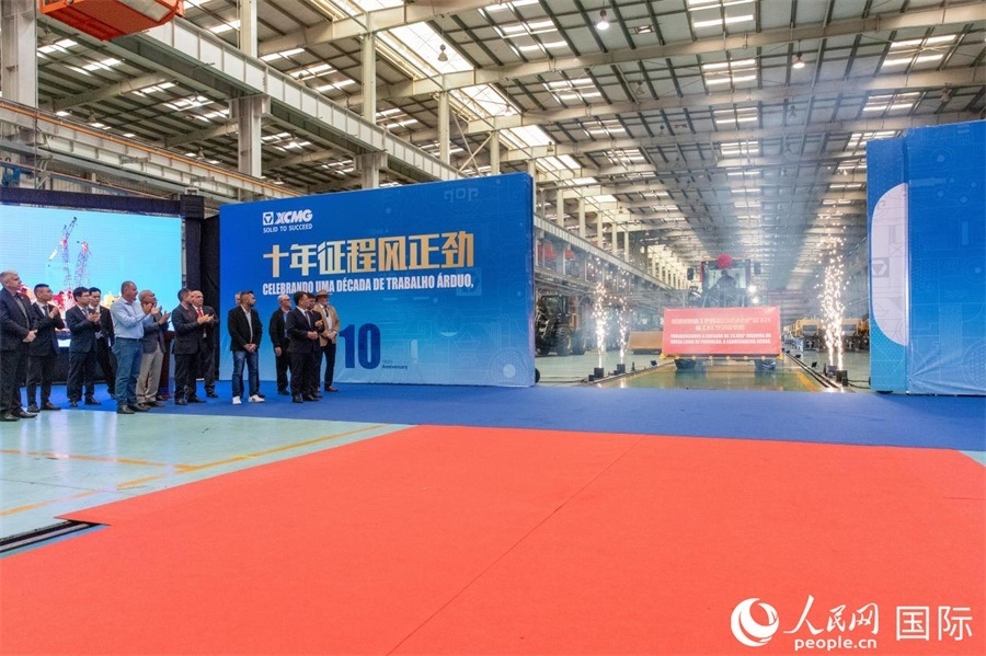 儀式上，米納斯吉拉斯州、波蘇阿雷格里市政府官員，徐工巴西制造的供應商、經(jīng)銷商、客戶伙伴、員工代表和在巴中資機構代表等，一起祝賀徐工巴西制造第23456臺產(chǎn)品下線并交付客戶。 人民日報社拉美中心分社 威廉·科埃略·維亞納攝