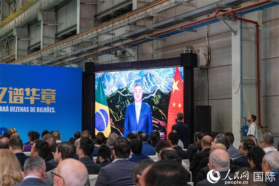 中國駐巴西大使祝青橋在視頻致辭中表示，徐工在巴西的發(fā)展，是眾多中國企業(yè)在習近平主席提出的共建“一帶一路”倡議推動下，將中國的技術和產(chǎn)業(yè)發(fā)展成果帶往世界，促進各國發(fā)展的縮影。 人民日報社拉美中心分社 威廉·科埃略·維亞納攝