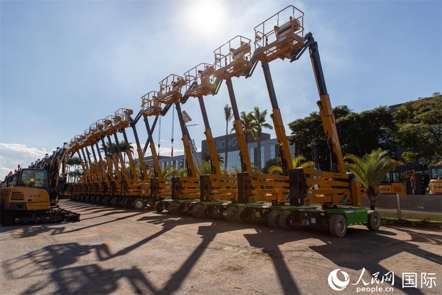 在徐工巴西制造生產(chǎn)基地，一批完成生產(chǎn)的設備正準備交付客戶。 人民日報社拉美中心分社 威廉·科埃略·維亞納攝