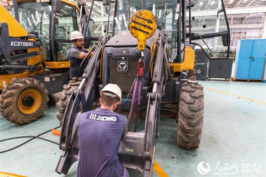 兩名徐工巴西制造基地的當?shù)貑T工正在進行設備安裝和調試。 人民日報社拉美中心分社 威廉·科埃略·維亞納攝