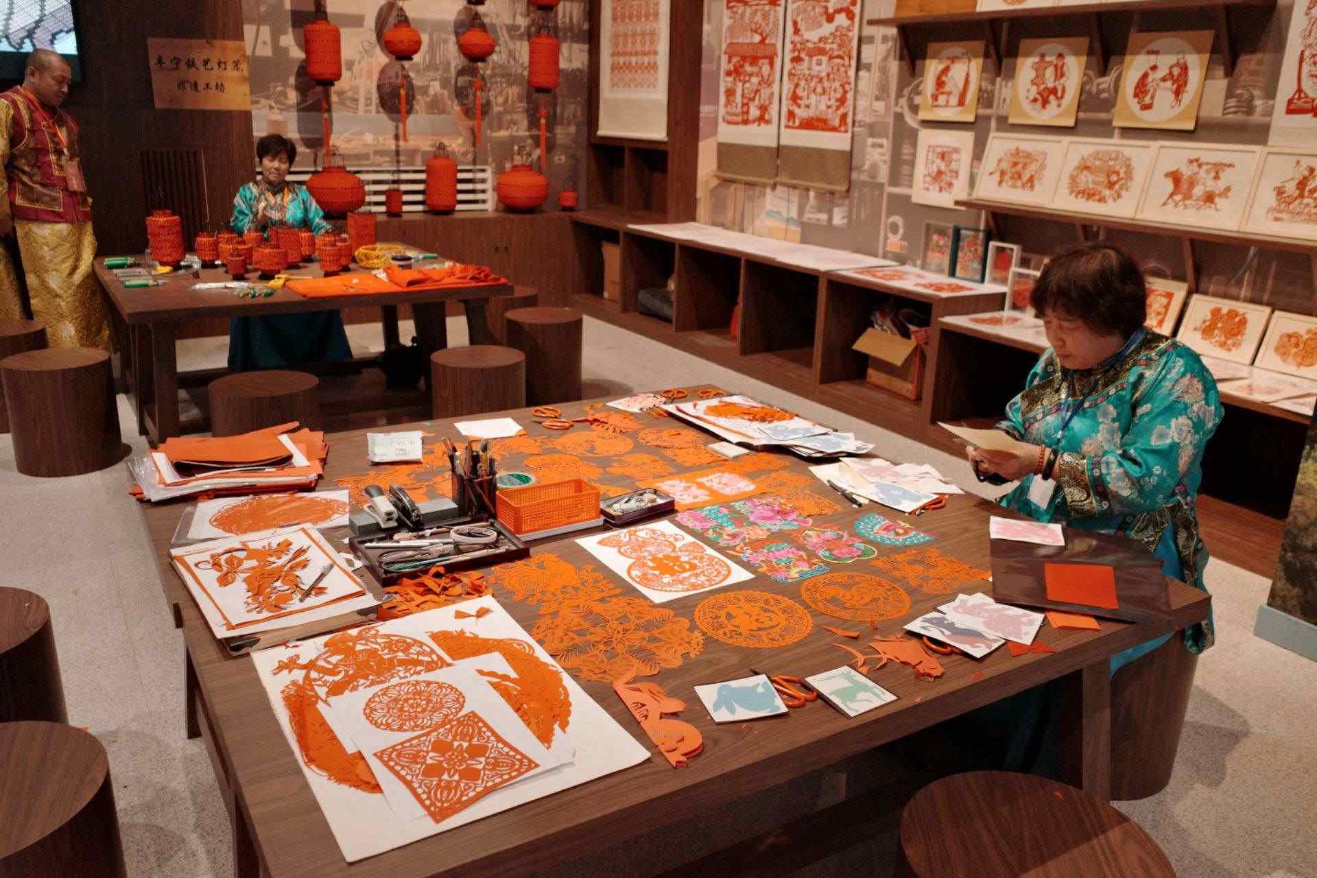 “氣象萬千——中國非遺保護(hù)實(shí)踐主題展”上，非遺傳承人現(xiàn)場展示。人民網(wǎng)記者 劉微攝