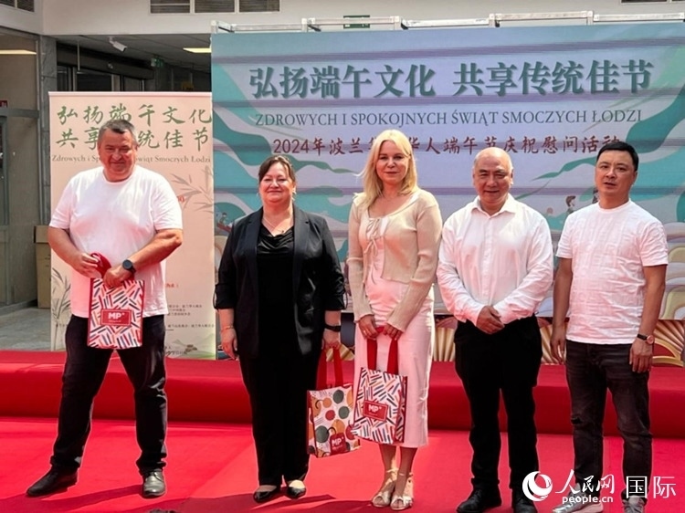 向波蘭友人發(fā)放端午節(jié)慰問(wèn)品。人民網(wǎng)記者 李增偉攝