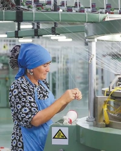 在針織毛坯車間，當(dāng)?shù)毓と苏诮泳€。胡澤曦?cái)z