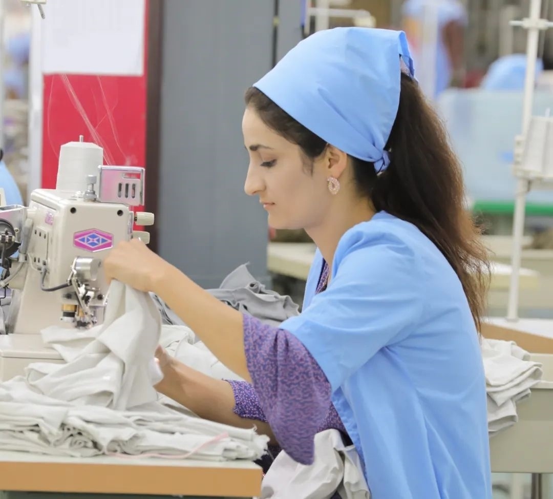 當(dāng)?shù)毓と苏谶M(jìn)行成衣縫紉。胡澤曦?cái)z