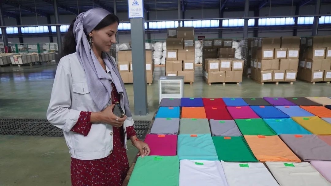 當(dāng)?shù)毓と苏跈z驗(yàn)成品。曲頌攝