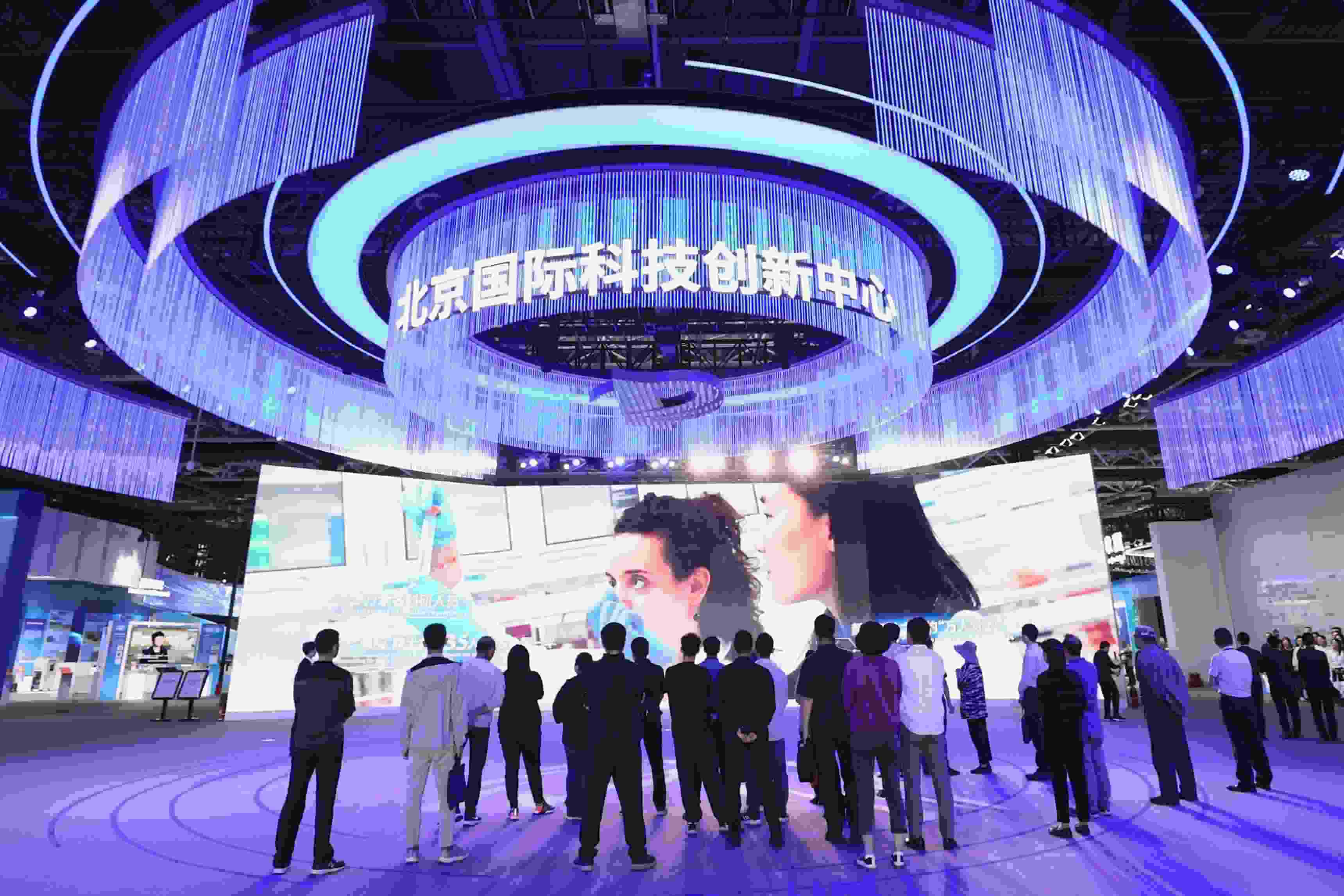 △2024年5月11日，觀眾在中關(guān)村展示中心觀看科技創(chuàng)新宣傳片。