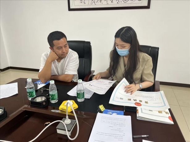 成都市溫江區(qū)市場監(jiān)管局在區(qū)農(nóng)副產(chǎn)品流通交易中心為商戶上門辦理“個(gè)轉(zhuǎn)企”登記。成都市市場監(jiān)管局供圖