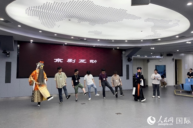 日本大學生代表團學習京劇臺步。人民網記者 陳思攝