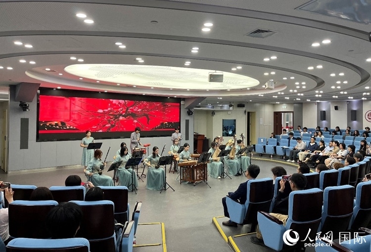 北京第二外國語學院學生帶來民樂表演。人民網記者 陳思攝